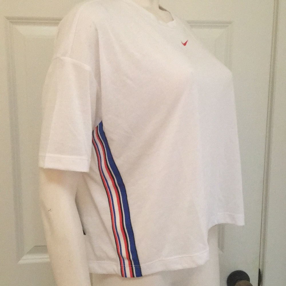 Nike Athletic/Athleisure Training Tee Size M, NWT! - Picture 2 of 7